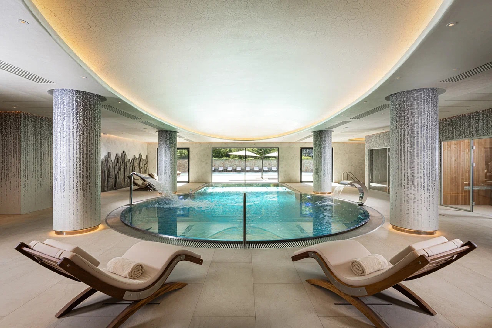 Полукруглый бассейн гидромассажем