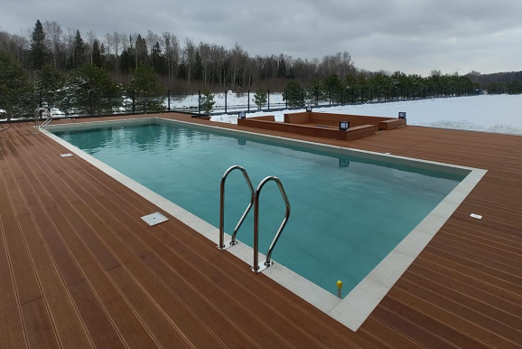 открытый бассейн с террасой 